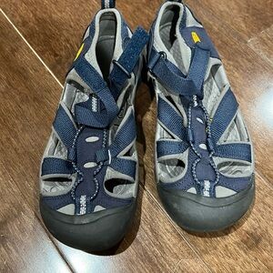 Keen summer shoes size 4 for boys